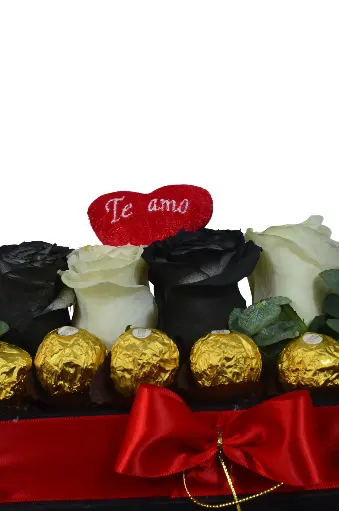 [010] Arreglo de rosas con bombones ferreros y corazón en base 